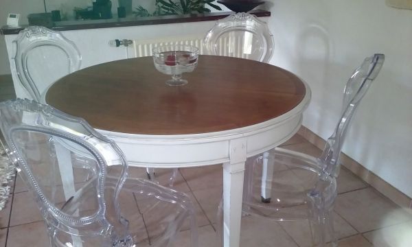 Relookage d'une table en merisier en blanc vieilli et bois naturel à Martigues